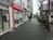 歩道は人通りが多いです