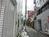 側面の路地は静かです