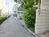 前面の歩道は広く取られています