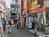 すぐそばに商店街があり、付近は大変賑わっています