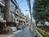 裏路地ですが人通りが多めです