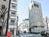 通りの角地に望めます