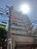 高層階は歩道から奥まったところにあります