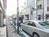 玄関前の舗装された歩道