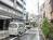 細い路地内に位置しています