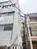 裏側は建物と隣接しています