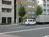 目の前は街路樹が綺麗に並ぶ歩道です