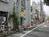 商店街に続く一方通行に面しています