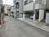 細い路地の中にあります
