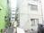側面は細い路地です