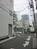 側面と接している路地は比較的静かです