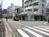正面道路は道幅が狭めです