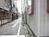 側面の路地は静かです