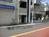 道路に直接面した玄関です