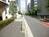 前面には約２ｍほどの歩道があります