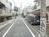 前面道路右側です