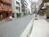 前面道路左側です
