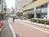 玄関前の舗装された歩道