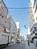 大小のビルが建ち並ぶ通り