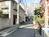 前面道路右側です