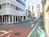 玄関前の開放的な通り