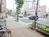 玄関前の舗装された歩道