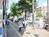 街路樹のある歩道沿い