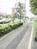 植栽や街路樹のある通り