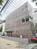 正面向って左側は置くの建物へ続く路地となります