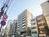 周辺は中低層ビルが建ち並びます