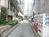 正面玄関側は細い路地になっております