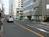 正面は比較的交通量の多い道路です
