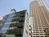 裏手には高層マンション、オフィスビルと住宅が共存するエリアです