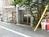 正面玄関は建物の後方部分にあります