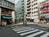 建物目の前にある横断歩道です