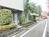 側面は路地に面しています