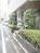 歩道との境に植込みがあります