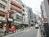 お店が建ち並ぶ前面道路