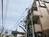 閑静な雰囲気の町並みに建っています
