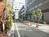 建物正面に細い路地があります