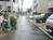 前面道路右側です