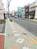 玄関前の舗装された歩道