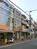 道路反対側から見た建物