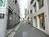 ビルの脇は細い路地になっております