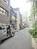 建物の脇は閑静な路地になっております