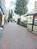 玄関前の幅広い歩道