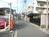 前面道路左側です