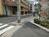 ビル側面の道路です