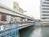 ビル手前は首都高速と橋