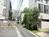 細路地に位置しています